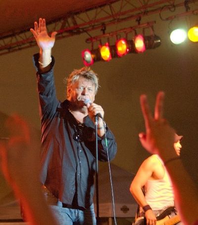 Brian Howe (singer)