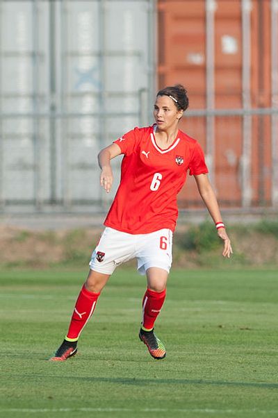 Jennifer Klein (footballer)